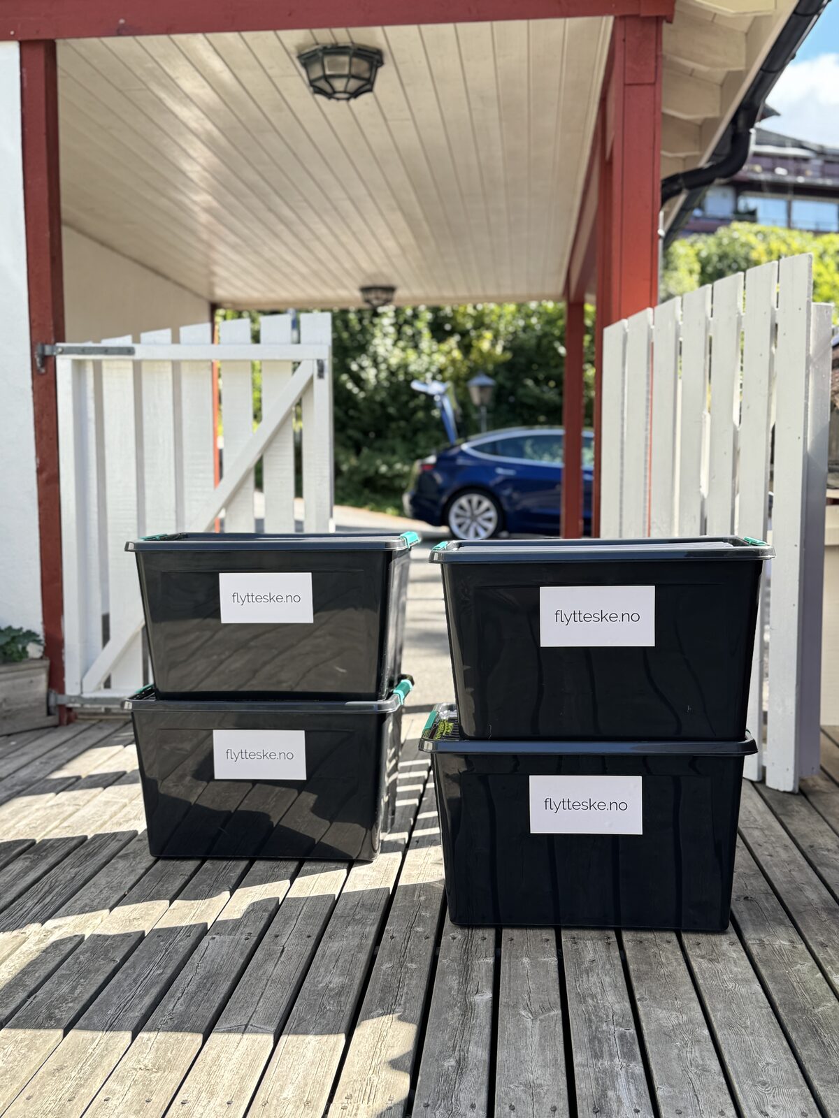 Fire solide Flytteske-plastkasser med lokk og hjul, stablet og klare for levering